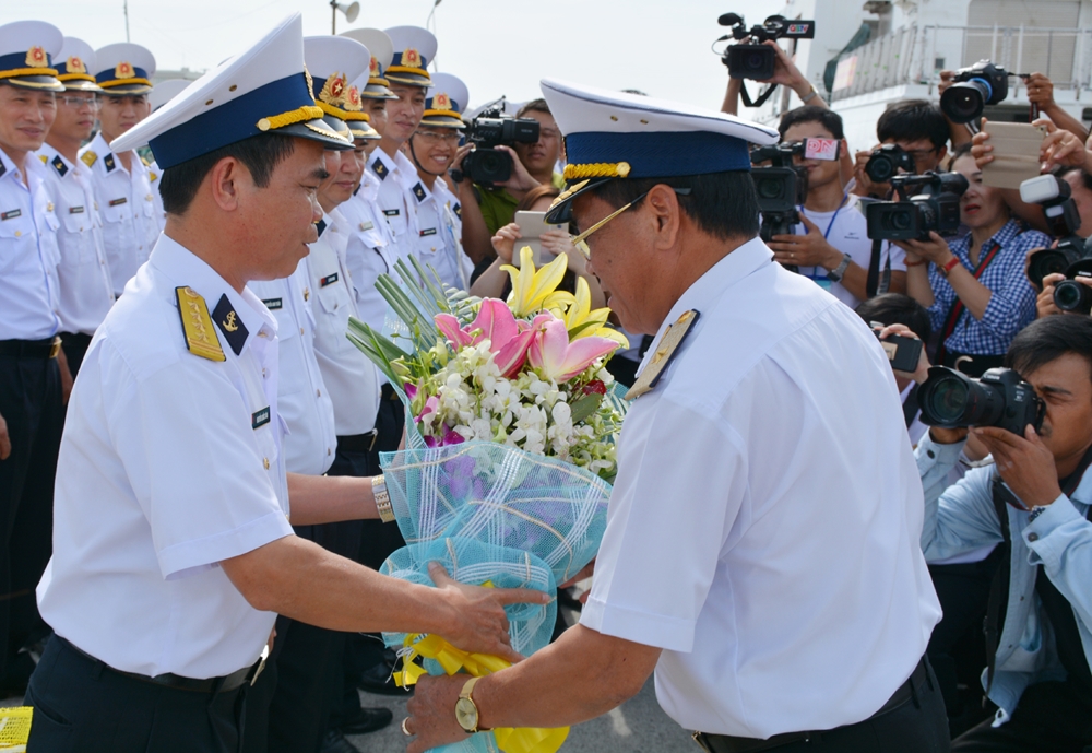 Chuẩn đô đốc Nguyễn Phong Cảnh, Chính ủy Vùng 2 Hải quân tặng hoa cho 2 đoàn công tác tại lễ xuất quân.